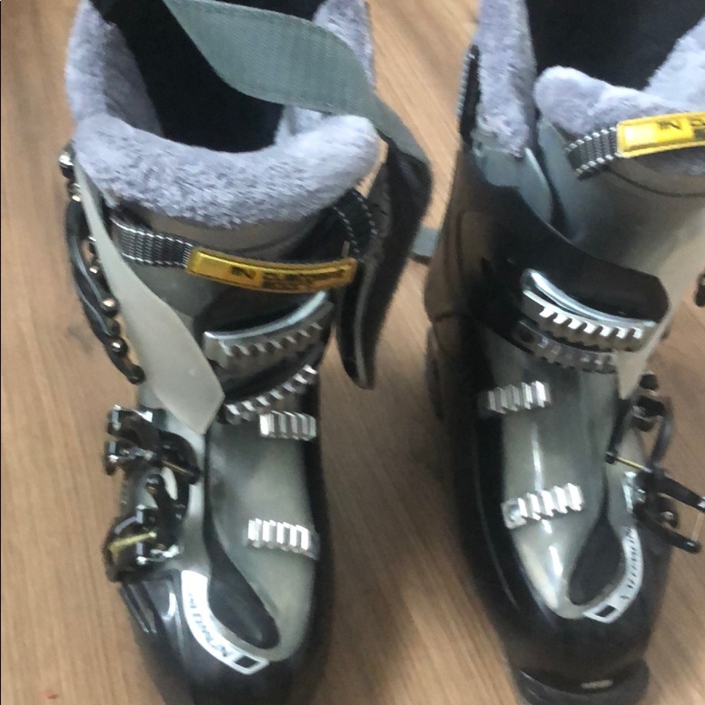 Women’s ski boots